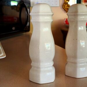 Salt & Pepper Ceramic Vintage Shakers Old. Beautiful In Any Kitchen